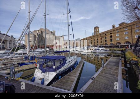 Barche nel porticciolo di St Kathrine's Dock. Indietro: Ivory House e hotel, negozi, caffetterie, ristoranti, residenziali sul Tamigi a Tower Hamlets, Londra. Foto Stock