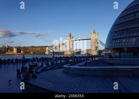 Torre di Londra, con la sagoma del City Hall dalla parte più London Development di London Bridge City, Southwark, Londra Foto Stock