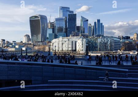 Torre di Londra, con la sagoma del City Hall dalla parte più London Development di London Bridge City, Southwark, Londra Foto Stock