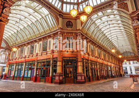 Leadenhall Market, un mercato coperto del XIV secolo in Gracechurch Street, City of London. Usato nei film di Harry Potter. Struttura del tetto dal 1881. Foto Stock