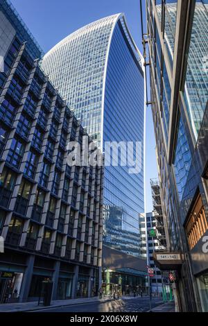 20 Fenchurch Street, l'edificio Walkie Talkie (centro). Un grattacielo neo futurismo nella City di Londra. Foto Stock