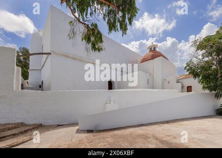 L'esterno della chiesa di Puig de Missa a Santa Eulalia, Ibiza, cattura l'essenza dell'architettura mediterranea con le sue pareti e il distin bianco Foto Stock