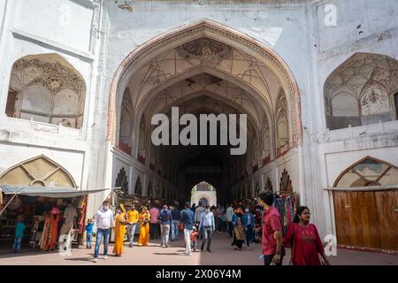 VECCHIA DELHI, INDIA - 3 NOVEMBRE 2022: Mercato di Chhatta Chowk all'interno del complesso del forte Rosso. Sito patrimonio dell'umanità dell'UNESCO Foto Stock