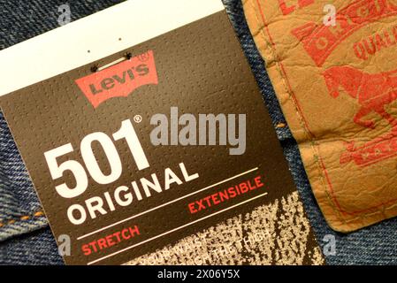 Dettaglio primo piano dell'etichetta di carta dei jeans estensibili originali Levi Strauss 501 Foto Stock