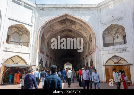 VECCHIA DELHI, INDIA - 3 NOVEMBRE 2022: Mercato di Chhatta Chowk all'interno del complesso del forte Rosso. Sito patrimonio dell'umanità dell'UNESCO Foto Stock