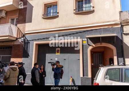 Shock a El Prat del Llobregat per l'omicidio di una madre e dei suoi due figli gemelli di otto anni. Secondo le fonti della polizia, l'omicidio è avvenuto ieri pomeriggio, con le vittime soffocate nel garage della casa. Successivamente, il padre, presumibilmente l'autore, si sarebbe gettato sui binari del treno alla stazione ferroviaria di El Prat, poiché la stazione più vicina alla casa di famiglia ha misure anti-suicidio.Conmoción en El Prat del Llobregat por el asesinato de una madre y sus dos hijos mellizos de 8a&#xf1;os. SEG&#xfa;n fuentes policiales, el asesinato ocurrió ayer po Foto Stock