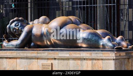 "Mujer con espejo" Scultura di Fernando Botero, Plaza Fernando Botero, Medellin, Antioquia, Colombia, sud America Foto Stock