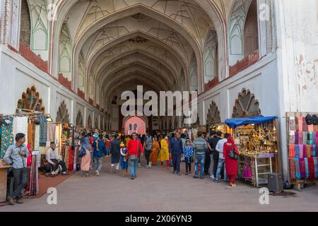 VECCHIA DELHI, INDIA - 3 NOVEMBRE 2022: Mercato di Chhatta Chowk all'interno del complesso del forte Rosso. Sito patrimonio dell'umanità dell'UNESCO Foto Stock