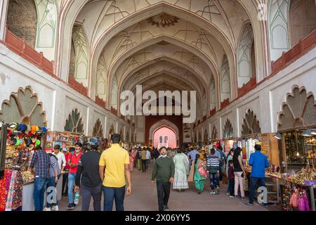 VECCHIA DELHI, INDIA - 3 NOVEMBRE 2022: Mercato di Chhatta Chowk all'interno del complesso del forte Rosso. Sito patrimonio dell'umanità dell'UNESCO Foto Stock