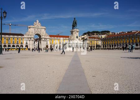 Persone che camminano intorno alla Praca do Comercio a Lisbona, Portogallo. 1° febbraio 2024. Foto Stock