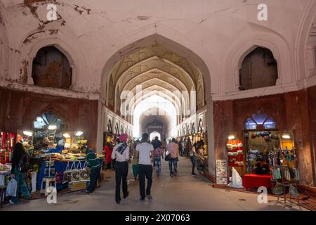 VECCHIA DELHI, INDIA - 3 NOVEMBRE 2022: Mercato di Chhatta Chowk all'interno del complesso del forte Rosso. Sito patrimonio dell'umanità dell'UNESCO Foto Stock