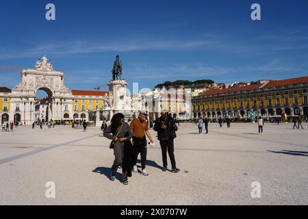 Turisti che esplorano la storica Piazza Praca do Comercio a Lisbona, Portogallo, in una giornata di sole. 1° febbraio 2024. Foto Stock