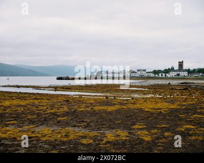 Il paesaggio delle alghe della bassa marea e la città di Inverary ad Argyll e Bute, in Scozia. Si trova sulla riva occidentale di Loch Fyne, Argyll, Scozia, Regno Unito Foto Stock