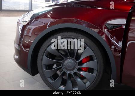 Auto Tesla modello Y in colore rosso ciliegio in Studio, veicolo elettrico in showroom, batteria agli ioni di litio 4680, concetto di sviluppo di energia alternativa, Elon Musk Foto Stock