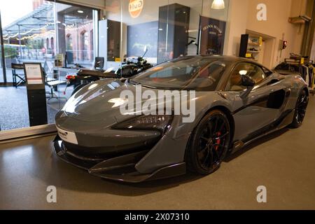 Auto sportiva di lusso grigia in ceramica McLaren 720S Coupé, Supercar Culture, fascino di veicoli ad alte prestazioni, epitome eleganza automobilistica, auto di punta Foto Stock