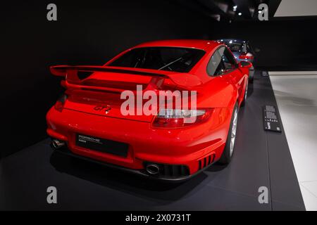 Red Porsche 911 Carera GT2 2008 nello storico Porsche-Museum, passione automobilistica, auto sportive evoluzione, epitome eleganza automobilistica, motore automobilistico di punta Foto Stock