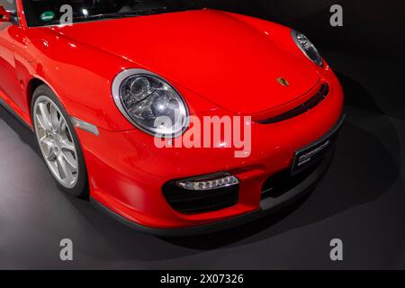 Red Porsche 911 Carera GT2 2008 nello storico Porsche-Museum, passione automobilistica, auto sportive evoluzione, epitome eleganza automobilistica, motore automobilistico di punta Foto Stock