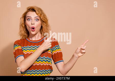 Foto di una t-shirt senza parole con ornamento da donna sbalordita che indica l'offerta folle spazio vuoto isolato su sfondo color pastello Foto Stock