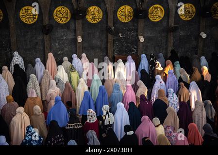 Bangkok, Thailandia. 10 aprile 2024. I musulmani eseguono le preghiere di Eid al-Fitr nel centro islamico della Thailandia. EID al-Fitr è una festa religiosa celebrata dai musulmani di tutto il mondo che segna la fine del Ramadan, mese sacro islamico di digiuno. Credito: SOPA Images Limited/Alamy Live News Foto Stock