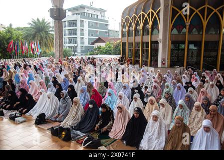 Bangkok, Thailandia. 10 aprile 2024. I musulmani eseguono le preghiere di Eid al-Fitr nel centro islamico della Thailandia. EID al-Fitr è una festa religiosa celebrata dai musulmani di tutto il mondo che segna la fine del Ramadan, mese sacro islamico di digiuno. (Foto di Peerapon Boonyakiat/SOPA Images/Sipa USA) credito: SIPA USA/Alamy Live News Foto Stock