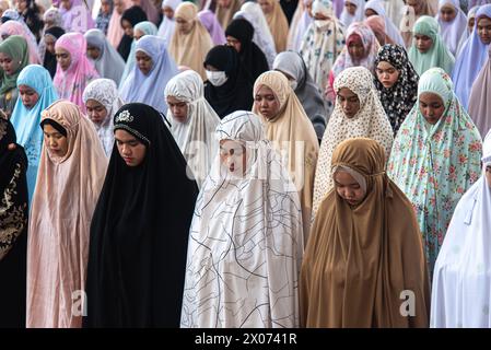 Bangkok, Thailandia. 10 aprile 2024. I musulmani eseguono le preghiere di Eid al-Fitr nel centro islamico della Thailandia. EID al-Fitr è una festa religiosa celebrata dai musulmani di tutto il mondo che segna la fine del Ramadan, mese sacro islamico di digiuno. (Foto di Peerapon Boonyakiat/SOPA Images/Sipa USA) credito: SIPA USA/Alamy Live News Foto Stock