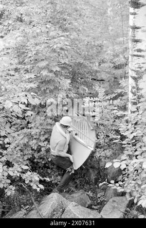 Effettivo 31 - 2 - 1973: In canoa attraverso Oslois è possibile remare giù Akerselva in canoa? Aktuell equipaggiò una spedizione che avrebbe cercato di farsi strada da Maridalsvannet alla banchina di Kølapålsen. Foto: ODD Ween / Aktuell / NTB ***FOTO NON ELABORATA*** Foto Stock