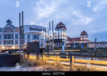 Seebad Binz Schild Seebad Binz an der Seebrücke und Kurhaus Hotel von Binz in der Abenddämmerung, Insel Ruegen, Meclemburgo-Vorpommern, Deutschland se Foto Stock