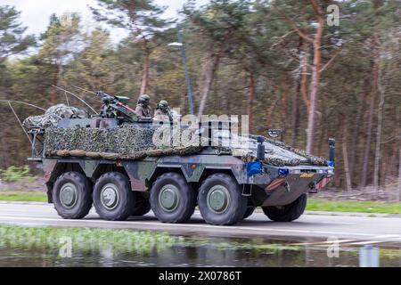 Oirschot Paesi Bassi, 9 aprile 2024: Un pugile dell'esercito olandese sulla strada in una colonna per l'esercitazione Quadriga / Steadfast Defender Foto Stock