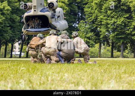Hertogenbosch Paesi Bassi 6 giugno 2023: Soldati e civili vengono catturati da un RNLAF CH-47 Chinook Foto Stock