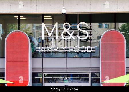 Londra, Inghilterra, Regno Unito - 27 giugno 2023: Cartello sul davanti di una filiale di Marks & Spencer nel centro di Londra Foto Stock