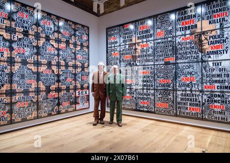 10/04/2024. Londra, gli artisti britannici Gilbert Prousch e George Passmore, noti come Gilbert & George celebrano un anno del Gilbert & George Centre di Londra, con la loro seconda mostra "LONDON PICTURES". Il più grande gruppo di immagini creato da Gilbert & George, le “LONDON PICTURES” offrono sia un elenco di comportamenti umani urbani che un ritratto morale dei nostri tempi. Brutali e declamatorie, queste immagini inquietanti e inquietanti sono state create dalla selezione e classificazione per soggetto di 3.712 manifesti di giornali, rubati da Gilbert & George per un certo numero di anni. Credito fotografico: Ray Tang. Foto Stock