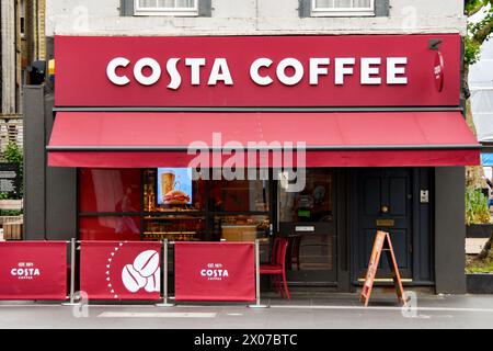 Londra, Inghilterra, Regno Unito - 28 giugno 2023: Vista frontale di una filiale della catena di caffetterie Costa nel centro di Londra Foto Stock