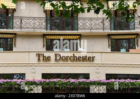 Londra, Inghilterra, Regno Unito - 28 giugno 2023: Vista frontale esterna del Dorchester Hotel in Park Lane nel centro di Londra Foto Stock