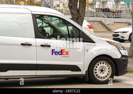 Miami, Florida, Stati Uniti - 4 dicembre 2023: Pulmino FedEx parcheggiato vicino al centro della città Foto Stock