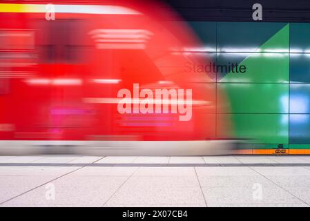 S-Bahn-Zug fährt in Die Haltestelle Stadtmitte ein 08.04.2024 Einfahrende S-Bahn Stuttgart Deutschland *** treno S Bahn in arrivo alla fermata Stadtmitte 08 04 2024 in arrivo S Bahn Stuttgart Germania Foto Stock