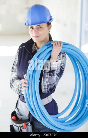 la donna tiene in mano tubi in pvc Foto Stock