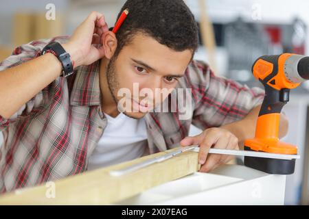 un uomo di viaggio con un trapano Foto Stock