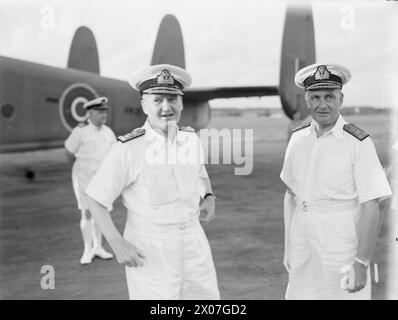 IL NUOVO COMANDANTE IN CAPO DELLA FLOTTA ORIENTALE PRENDE IL SOPRAVVENTO. 22 AGOSTO 1944, CEYLON. L'AMMIRAGLIO SIR BRUCE FRASER, GCB, KBE, ARRIVÒ A CEYLON PER PRENDERE LA SUA NOMINA A COMANDANTE IN CAPO DELLA FLOTTA ORIENTALE, IN SUCCESSIONE ALL'AMMIRAGLIO SIR JAMES SOMERVILLE. - L'ammiraglio Fraser arriva all'aeroporto di Ceylon Foto Stock