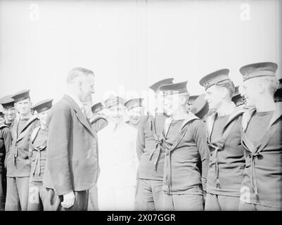 I NEOZELANDESI DELLA ROYAL NAVY INCONTRANO IL LORO MINISTRO DELLA DIFESA. 14 APRILE 1943, PORTSMOUTH, DURANTE LA VISITA IN GRAN BRETAGNA, IL SIG. FRED JONES, MINISTRO DELLA DIFESA NEOZELANDESE, HA INCONTRATO ALCUNI DEI SUOI CONNAZIONALI CHE PRESTANO SERVIZIO NELLA ROYAL NAVY. - Mr Jones che parla con A/B B S Scott, di 9 Forth Street, Megsiel, NZ, un rating dalla sua città natale Foto Stock