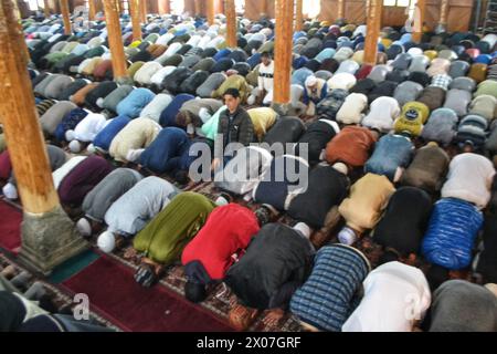 Srinagar, India. 10 aprile 2024. I musulmani del Kashmir stanno eseguendo la preghiera di Eid al-Fitr alla moschea il primo giorno della festa di Eid al-Fitr a Srinagar, nel Kashmir, il 10 aprile 2024. I festeggiamenti che segnano la fine del mese sacro di digiuno musulmano del Ramadan sono in corso a partire da oggi in India amministrato Kashmir. (Foto di Matteo Nardone/Pacific Press) crediti: Pacific Press Media Production Corp./Alamy Live News Foto Stock