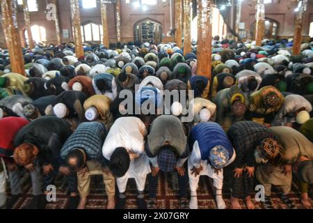 Srinagar, India. 10 aprile 2024. I musulmani del Kashmir stanno eseguendo la preghiera di Eid al-Fitr alla moschea il primo giorno della festa di Eid al-Fitr a Srinagar, nel Kashmir, il 10 aprile 2024. I festeggiamenti che segnano la fine del mese sacro di digiuno musulmano del Ramadan sono in corso a partire da oggi in India amministrato Kashmir. (Foto di Matteo Nardone/Pacific Press) crediti: Pacific Press Media Production Corp./Alamy Live News Foto Stock