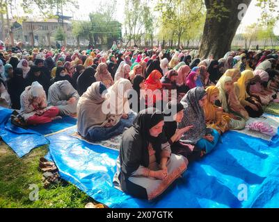 Srinagar, India. 10 aprile 2024. I musulmani del Kashmir stanno eseguendo la preghiera di Eid al-Fitr alla moschea il primo giorno della festa di Eid al-Fitr a Srinagar, nel Kashmir, il 10 aprile 2024. I festeggiamenti che segnano la fine del mese sacro di digiuno musulmano del Ramadan sono in corso a partire da oggi in India amministrato Kashmir. (Foto di Matteo Nardone/Pacific Press) crediti: Pacific Press Media Production Corp./Alamy Live News Foto Stock