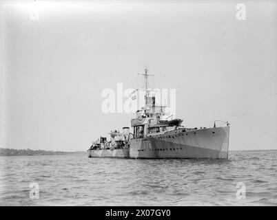 LA TRIPLICE CELEBRAZIONE DELLA HMS WOLVERINE. MARZO 1944, FREETOWN. LA HMS WOLVERINE, UNA DESTROYER DI 25 ANNI, HA RECENTEMENTE CELEBRATO TRE "COMPLEANNI" SPECIALI. HA PERCORSO 200.000 MIGLIA DALL'INIZIO DELLA GUERRA, HA COMPLETATO UN ANNO DI SERVIZIO NELLA STAZIONE DELL'AFRICA OCCIDENTALE E HA APPENA PORTATO IL SUO 100° CONVOGLIO IN SICUREZZA A HARBOR. - HMS WOLVERINE Foto Stock