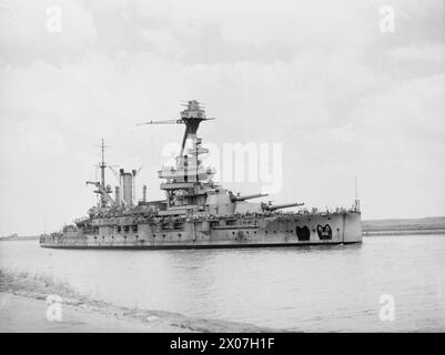 LA FLOTTA FRANCESE PARTE DA ALESSANDRIA. 23 GIUGNO 1943, CANALE DI SUEZ. - La corazzata francese LORRAINE passando attraverso il canale di Suez verso la baia di Suez, la marina francese, LORRAINE Foto Stock