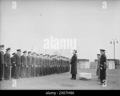 LA MARINA POLACCA IN GRAN BRETAGNA, 1939-1947 - il presidente in esilio polacco Władysław Raczkiewicz si rivolge agli uomini del sommergibile della Marina polacca ORP Wilk (Wolf) dopo un'ispezione della nave, probabilmente a Rosyth, 1940. Il tenente comandante Bogusław Krawczyk, il comandante della nave, è in piedi più vicino alla telecamera della fila degli ufficiali della Marina polacca, della Marina polacca, ORP Wilk, sottomarino, (1929), Raczkiewicz, Władysław, Krawczyk, Bogusław Dionizy Foto Stock