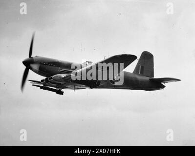 LA ROYAL NAVY DURANTE LA SECONDA GUERRA MONDIALE - aerei della Fleet Air Arm: Un caccia a due siluri a due posti Blackburn Firebrand F 1 armato con quattro cannoni da 20 mm motorizzati da un motore Napier Sabre III in volo Foto Stock