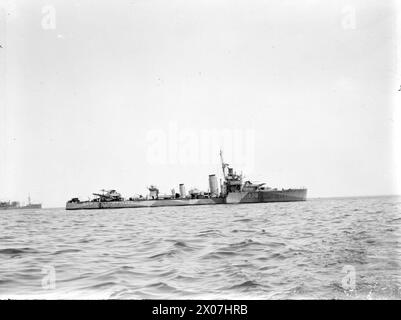 LA TRIPLICE CELEBRAZIONE DELLA HMS WOLVERINE. MARZO 1944, FREETOWN. LA HMS WOLVERINE, UNA DESTROYER DI 25 ANNI, HA RECENTEMENTE CELEBRATO TRE "COMPLEANNI" SPECIALI. HA PERCORSO 200.000 MIGLIA DALL'INIZIO DELLA GUERRA, HA COMPLETATO UN ANNO DI SERVIZIO NELLA STAZIONE DELL'AFRICA OCCIDENTALE E HA APPENA PORTATO IL SUO 100° CONVOGLIO IN SICUREZZA A HARBOR. - HMS WOLVERINE Royal Navy, HMS Wolverine, Destroyer, (1910) Foto Stock