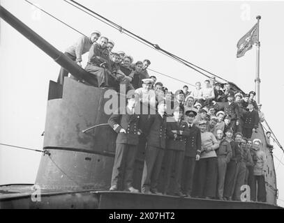 LA PIÙ SFUGGENTE CASA SOTTOMARINA DOPO ANNI DI SERVIZIO DI SUCCESSO NEL MEDITERRANEO. 4 MARZO 1943, NESSUN SOTTOMARINO BRITANNICO È STATO CACCIATO PIÙ IMPLACABILMENTE DELLA HMS TAKU (COMANDANTE LT A J W PITT, RN), PRIMA DELLA GUERRA, DOPO AVER SILURATO UNA GRANDE NAVE DI RIFORNIMENTO AL LARGO DELLA COSTA NORVEGESE, FU COSTRETTA A SDRAIARSI PER 4 ORE SUL FONDO DEL MARE MENTRE IL NEMICO PIOVEVA "UNA VALANGA PERFETTA DI CARICHE DI PROFONDITÀ". LA SUA FUGA PIÙ RECENTE È STATA NEL MAR EGEO, DOVE, AD ECCEZIONE DI MEZZ'ORA SULLA SUPERFICIE, QUANDO IL CAPITANO NON POTEVA RISCHIARE IL RUMORE DEI SOFFIATORI PER LIBERARE L'ARIA NEL SOTTOMARINO, DOVEVA RIMANERE SUBMERG Foto Stock