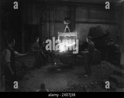 UOMINI E DONNE DIETRO LE NAVI DELLA GRAN BRETAGNA. MAGGIO 1945, ALSTON FOUNDRY, ALSTON, CUMBERLAND. - Uomini che versano acciaio fuso pronti per entrare negli stampi della fonderia Alston Foto Stock