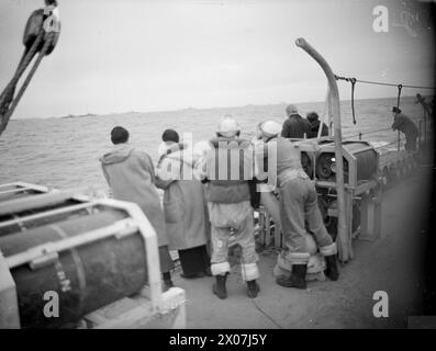 Il 6 giugno 1944, i marinai a bordo della HMS Holmes, una fregata che scortava la forza di bombardamento "D", osservarono l'armata d'invasione che si avvicinava alla Normandia durante gli sbarchi del D-Day. Foto Stock